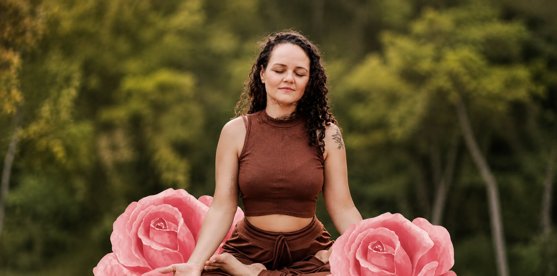 Mulher praticando yoga cíclico