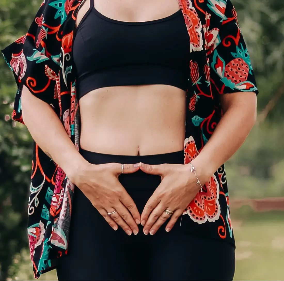 Mulher com as mãos sobre o ventre